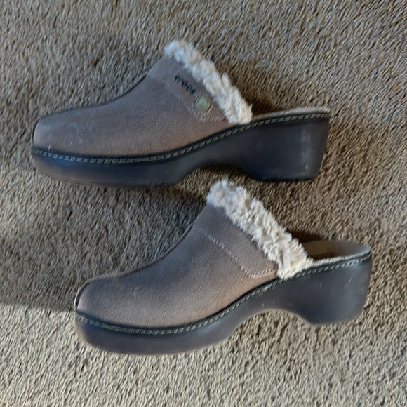 Crocs fleece clogs, size 10 - Picture 5 of 7